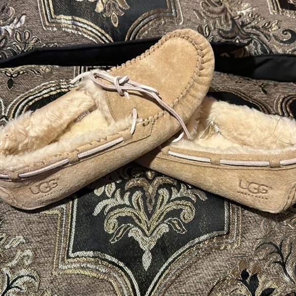UGG Women Dakota Moccasin Slippers Tan suede size 10 US - Picture 5 of 7
